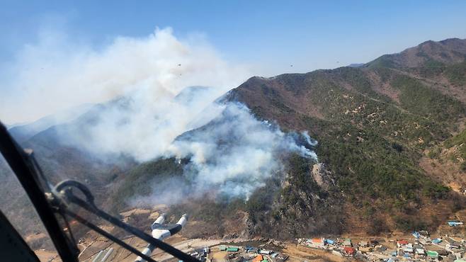 경북 청도군 운문면 산불 현장. 경북소방본부 제공