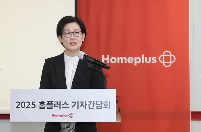 Homeplus CEO Joh Ju-yeon speaks during a press confence held at the company's headquarters in Seoul on Friday. (Yonhap)