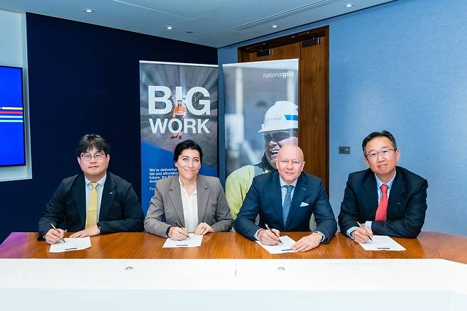 LS Cable & System Vice Chairman Lee Sang-don (far right) and officials from National Grid pose for a photo during the HVDC framework agreement. (LS Cable & System)