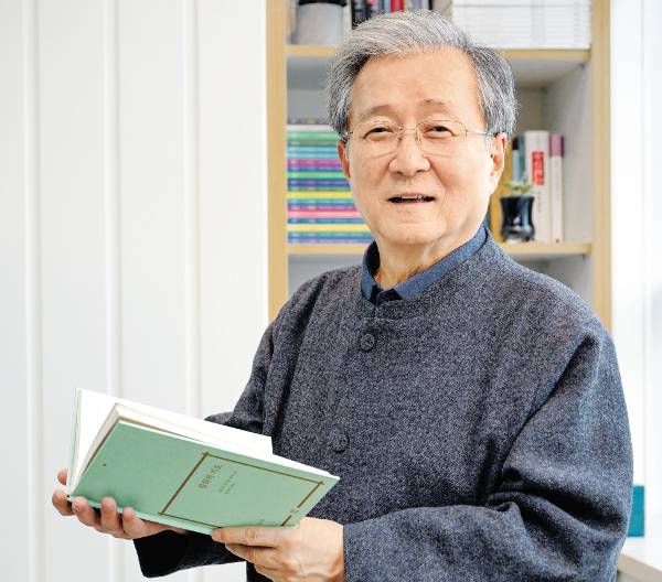 김지철 미래목회와말씀연구원 이사장이 지난 6일 서울 성동구 연구원 사무실서 신간 ‘참회의 기도’를 들고 미소짓고 있다. 신석현 포토그래퍼