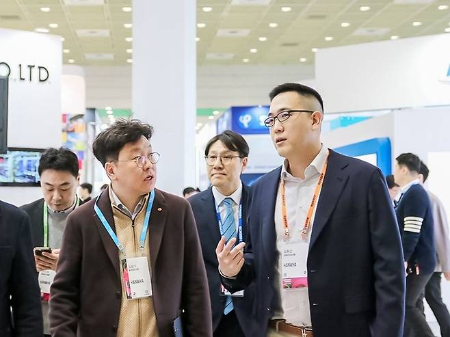 김동선 한화세미텍 미래비전총괄 부사장(앞줄 오른쪽)이 지난달 19일 서울 코엑스에서 열린 ‘세미콘코리아 2025’를 찾아 부스를 돌며 반도체 기술 현황을 점검하고 있다. [사진출처 = 한화세미텍]
