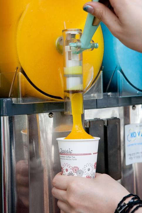 영국 BBC에 따르면 최근 학술지 '소아질환기록'엔 최소 8세가 될 때까지 슬러시 섭취를 피해야 한다는 내용의 엘렌 크루셀 연구팀의 연구 결과가 실렸다. 슬러시 참고 이미지. /사진=게티이미지뱅크