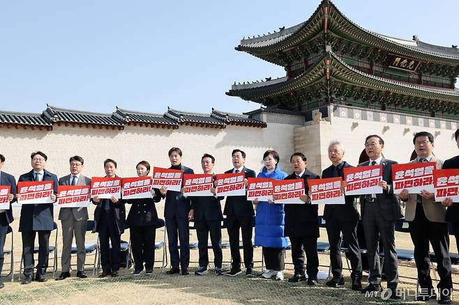 (서울=뉴스1) 박세연 기자 = 박찬대 더불어민주당 원내대표와 최고위원들이 14일 서울 광화문 앞에서 열린 현장 최고위원회의에서 피켓을 들고 윤석열 대통령 파면을 촉구하고 있다.  2025.3.14/뉴스1  Copyright (C) 뉴스1. All rights reserved. 무단 전재 및 재배포,  AI학습 이용 금지. /사진=(서울=뉴스1) 박세연 기자