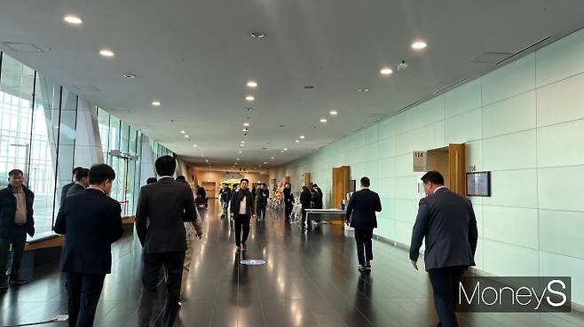 정기 주총이 끝나고 주주들이 주총장을 빠져나가고 있다. /사진=곽선우 기자