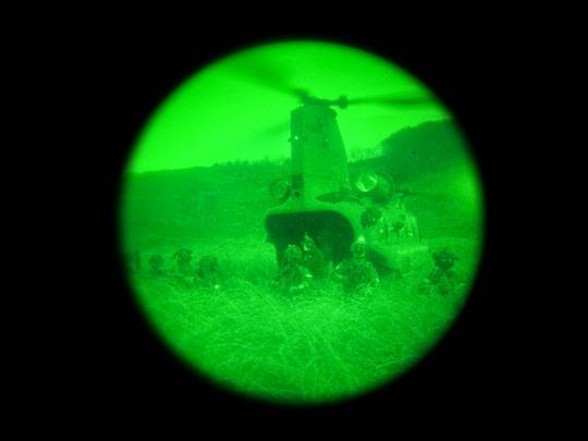 육군특수전사령부는 2025년 자유의 방패／ 타이거(FS/TIGER)의 일환으로 10일부터 13일까지, 경기도 광주 특주전학교 훈련장 일대에서 ‘한미연합 특수타격훈련’을 실시했다.사진은 13일 야간 특수타격 야외실기동훈련(FTX) 때 한미연합 공중자산을 이용해 침투한 특수임무대원들이 대항군을 격멸하고 목표시설을 확보하고 있는 모습. 육군 제공