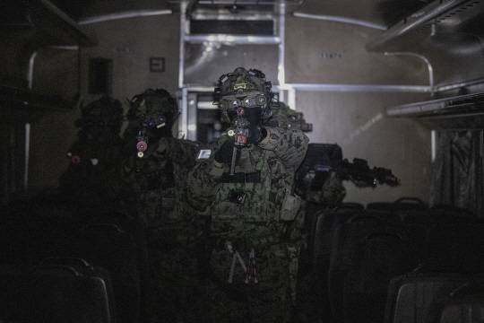 지난 13일 야간 특수타격 FTX 간 한미연합 공중자산을 이용해 침투한 특수임무대원들이 대항군을 격멸하고 목표시설을 확보하고 있다. 육군 제공