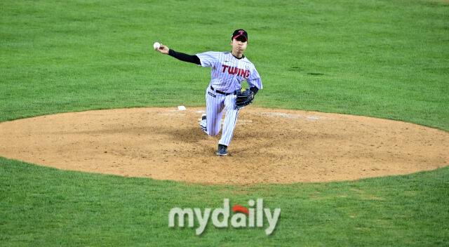 2024년 4월 26일 오후 서울 잠실야구장에서 '2024 신한 SOL Bank KBO리그' KIA 타이거즈와 키움 히어로즈의 경기가 열렸다. LG 우강훈이 6회초 구원등판해 역투하고 있다./마이데일리