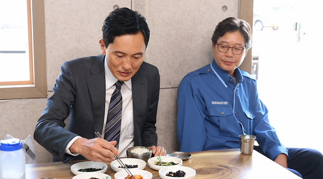 거제도의 한 노포에서 황태해장국을 먹는 고로상