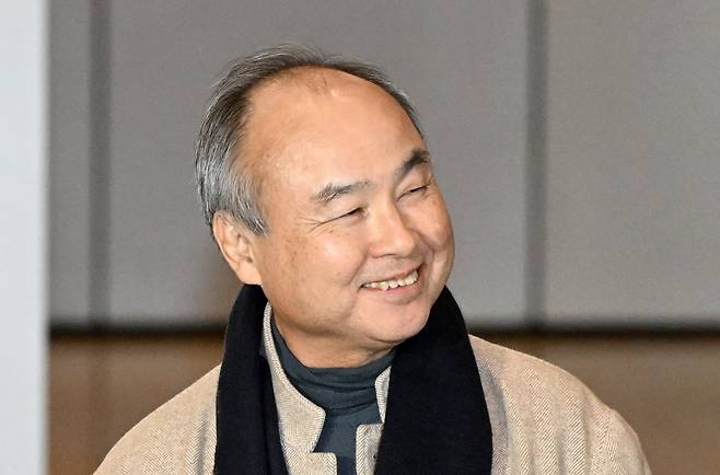 손정의 소프트뱅크 그룹 회장이 지난 4일 오후 서울 서초구 삼성 서초사옥을 나서고 있다. 이날 손 회장은 이재용 삼성전자 회장, 샘 올트먼 오픈AI 창업자 겸 최고경영자와 함께 AI 관련 3자 회동을 한 것으로 알려졌다. 임세준 기자