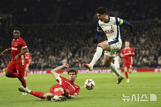 [런던=AP/뉴시스] 잉글랜드 프로축구 프리미어리그(EPL) 토트넘홋스퍼의 손흥민. 2025.03.13.