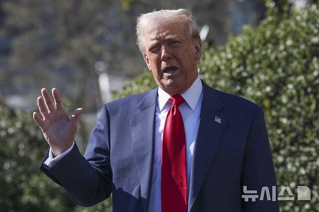 [워싱턴=AP/뉴시스] (기사와 무관한 사진) 도널드 트럼프 미국 대통령이 11일(현지 시간) 백악관 사우스론에서 기자들과 대화하고 있다. 2025.03.12.