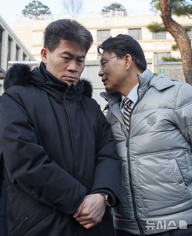 [서울=뉴시스] 김진아 기자 = 윤상현 국민의힘 의원과 한국사 강사 전한길 씨가 14일 서울 종로구 헌법재판소 앞에서 열린 '국민의힘 기독인회 의원-한국사 강사 전한길, 탄핵 각하 길' 걷기 기자회견에 앞서 대화를 하고 있다. 2025.03.14. bluesoda@newsis.com