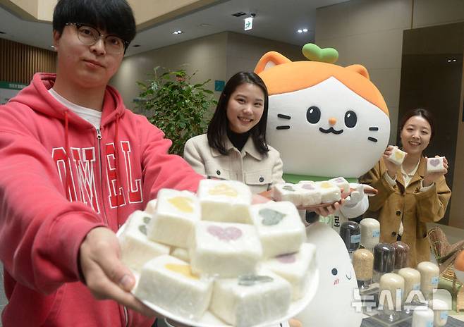 [완주=뉴시스] 김얼 기자 = 농촌진흥청 국립식량과학원 직원들이 12일 전북 완주군 농촌진흥청 식량과학원에서 백설기데이를 앞두고 떡 나눔 행사를 하고 있다. 2025.03.12. pmkeul@newsis.com