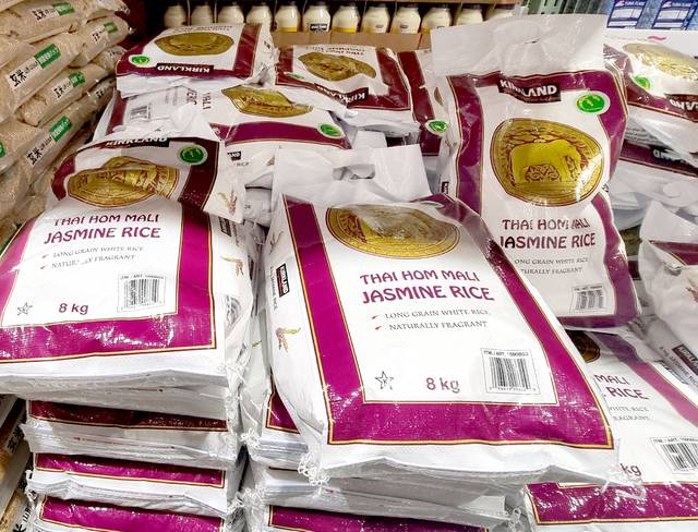 이달초 일본 도쿄의 한 대형 유통매장에서 판매 중인 태국산 쌀. 일본 쌀 유통이 원활하지 않아 올초부터 쌀 수입이 급증하고 있다.