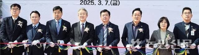7일 경기 양평 용문농협 농기계수리센터 및 산지유통저장시설 준공식에서 참석자들이 기념 테이프를 자르고 있다. 왼쪽 네번째부터 강호동 농협중앙회장, 강성욱 용문농협 조합장, 김선교 국민의힘 의원.