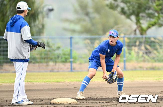 [OSEN=오키나와(일본), 조은정 기자]2일(한국시간) 일본 오키나와 온나손 아카마 구장에서 삼성 라이온즈와 KIA 타이거즈의 연습경기가 열린다.삼성은 오키나와에서 국내와 일본 팀을 상대로 연습 경기를 7번 치른 뒤 3월 5일 귀국, 시범경기를 준비한다.삼성 심재훈이 훈련을 하고 있다. 2025.03.02 /cej@osen.co.kr