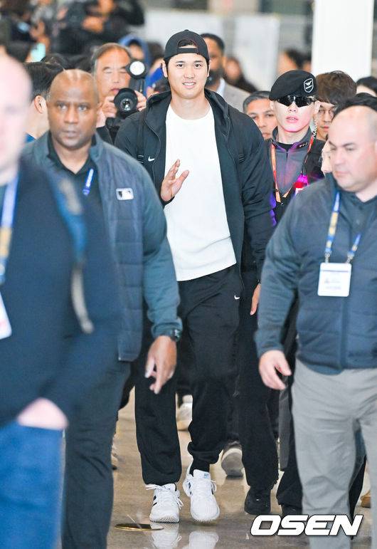 [OSEN=인천공항, 박준형 기자] 메이저리그 LA다저스가 15일 '2024 메이저리그 월드투어 서울 시리즈' 참가를 위해 인천공항을 통해 입국했다.다저스 오타니가 입국장을 나서고 있다.  2024.03.15 / soul1014@osen.co.kr