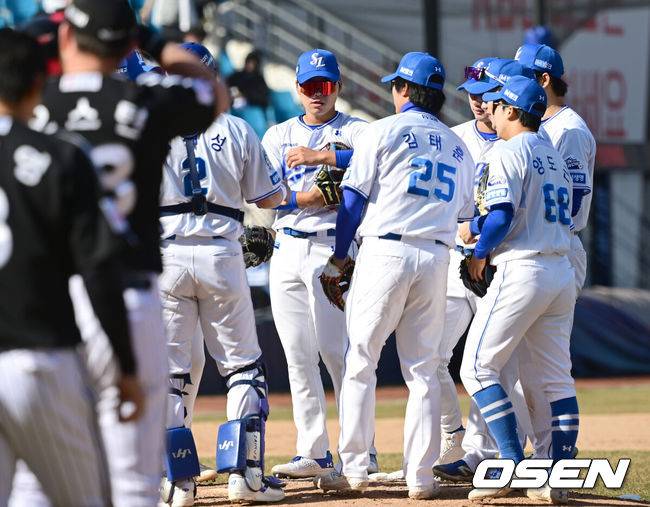 [OSEN=대구, 김성락 기자] 14일 오후 대구 삼성라이온즈파크에  2025 신한 SOL뱅크 KBO 리그 시범경기 삼성 라이온즈와 LG 트윈스의 경기가 열렸다.이날 경기는 삼성 라이온즈가 LG 트윈스를 상대로 5-3 승리를 거뒀다.경기 종료 후 삼성 선수들이 기쁨을 나누고 있다. 2025.03.14 / ksl0919@osen.co.kr