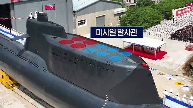 북한 '김군옥영웅함', SLBM 대형 발사관 4개와 소형 발사관 6개가 보인다.