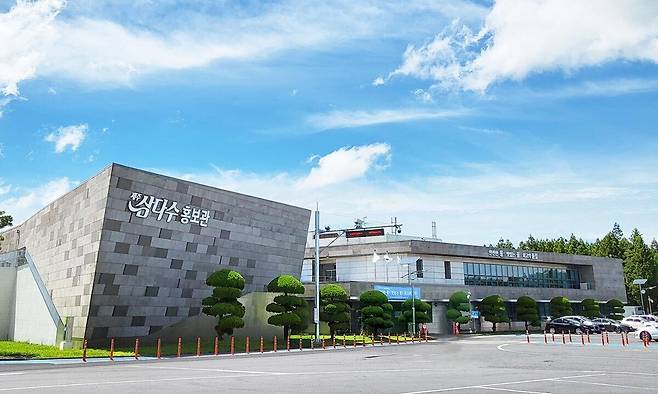 제주삼다수 견학은 학생 및 일반인이 제주 조천읍에 위치한 제주삼다수 공장을 직접 방문해 삼다수 브랜드 스토리와 생산과정을 자세히 들여다볼 수 있는 프로그램이다. 제주개발공사