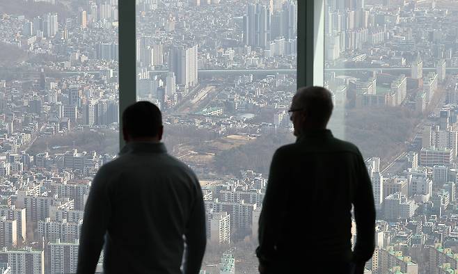 13일 서울 송파구 롯데월드타워 서울스카이에서 바라본 아파트 밀집 지역. 뉴시스