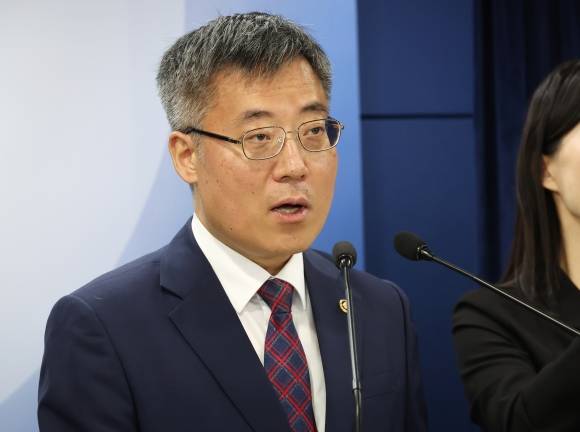 법무부 장관 직무대행인 김석우 법무부 차관이 14일 서울 종로구 정부서울청사에서 국무회의 결과에 따른 ‘명태균 특검법’ 재의요구권 의결 브리핑을 하고 있다.  연합뉴스