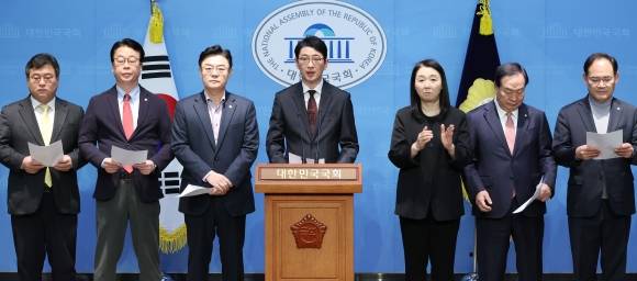 주진우 국민의힘 의원을 비롯한 비상계엄 국정조사 특별위원회 위원들이 10일 국회 소통관에서 오동운 공수처장 고발 회견을 하고 있다. 연합뉴스