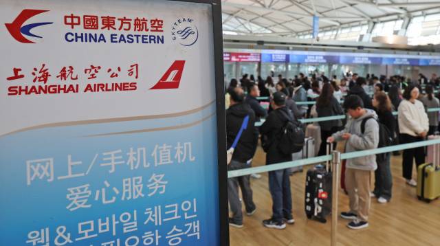 중국의 한국인 무비자 입국이 시행된 8일 오전 인천 중구 인천국제공항 1터미널 중국 항공사 체크인 카운터에 관광객이 줄을 서고 있다. 뉴스1