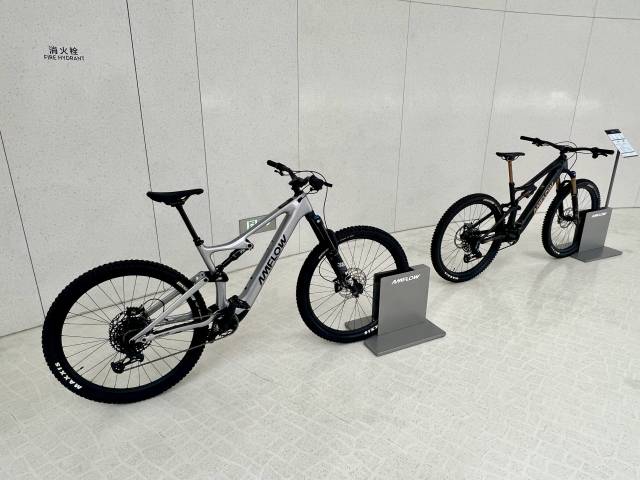 중국 선전시에 위치한 DJI 플래그십 스토어에 DJI가 최근 출시한 전기자전거 엠플로가 전시돼 있다. 김광수특파원