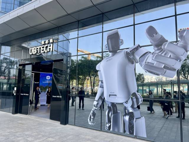 선전시 바오안구에 위치한 유비테크 본사 전시관에 휴머노이드 로봇 ‘워커’가 관람객을 맞이하고 있다. 유비테크는 선전 대표기업인 텐센트의 투자를 받아 안정적인 기술 개발을 통한 성장이 가능했다. 김광수특파원
