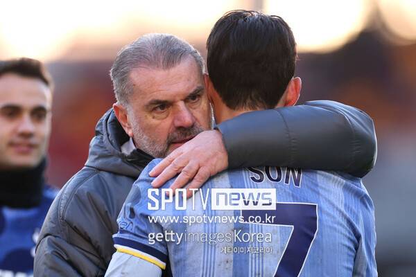 ▲ \'널 지켜주겠지만, 이적은 다니엘 레비 회장에게 물어봐\'라고 하는 것 같은 엔제 포스테코글루 토트넘 홋스퍼 감독, 손흥민은 연일 이적설에 휘말려 있다. 공격진이 차례로 복귀하고 있지만, 휴식은 어렵다는 것이 중론이다. 특히 스트라이커 도미닉 솔랑케, 히샤를리송이 여전히 복귀가 어려운 상황이다.