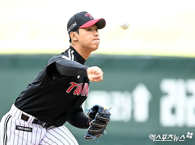 21일 오후 인천SSG랜더스필드에서 열린 '2024 신한 SOL Bank KBO리그' LG 트윈스와 SSG 랜더스의 더블헤더 1차전 경기, 6회말 LG 우강훈이 공을 힘차게 던지고 있다. 엑스포츠뉴스 DB