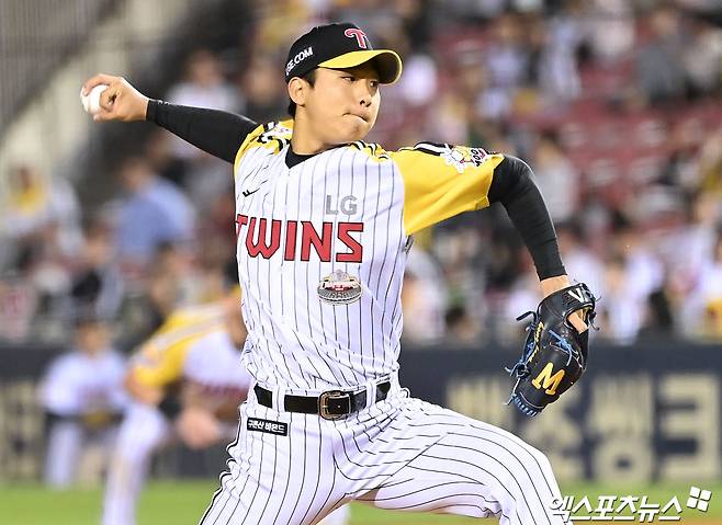 14일 오후 서울 송파구 잠실야구장에서 열린 '2024 신한 SOL Bank KBO리그' 키움 히어로즈와 LG 트윈스의 경기, 8회초 LG 우강훈이 공을 힘차게 던지고 있다. 엑스포츠뉴스 DB