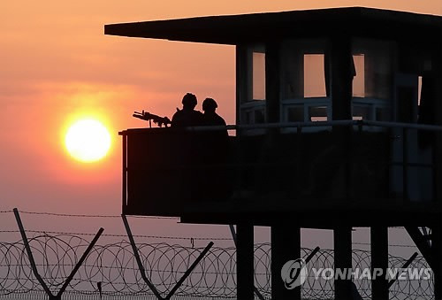 백령도 해안초소 경계근무  (백령도=연합뉴스) 홍해인 기자 = 북한의 지난달 31일 서해 북방한계선(NLL) 인근 포 사격, 백령도와 파주에서 발견된 무인항공기로 인해 남북간 긴장감이 고조되고 있는 가운데 2일 오전 인천 옹진군 백령도 한 해안 초소에서 초병들이 경계근무를 서고 있다. 2014.4.2 hihong@yna.co.kr