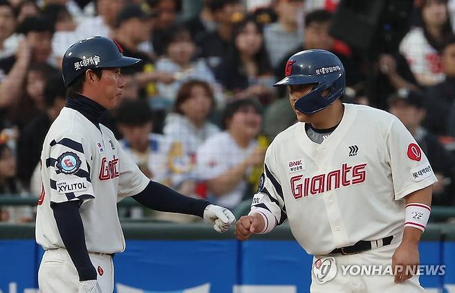 유강남 주먹인사 (부산=연합뉴스) 박성제 기자 = 22일 오후 부산 동래구 사직야구장에서 열린 2024 KBO리그 롯데 자이언츠와 KIA 타이거즈의 경기. 2회 말 2사 주자 1루 상황에서 롯데 유강남이 3루에 진출한 뒤 코치와 주먹인사를 하고 있다. 2024.5.22 psj19@yna.co.kr