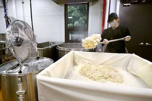 과하주 제조과정 (여주 술아원) 찹쌀 고두밥을 식혀 수곡과 치대는 작업은 과하주를 만드는 여러 과정 중 가장 고된 작업이다. [전수영 기자/연합뉴스 이매진 자료사진]