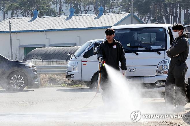 구제역 발생한 전남 영암 한우농장 (영암=연합뉴스) 정다움 기자 = 14일 오전 구제역이 발생한 전남 영암군 한 한우농장 앞에서 방역본부 관계자가 소독약을 살포하고 있다. 2025.3.14 daum@yna.co.kr