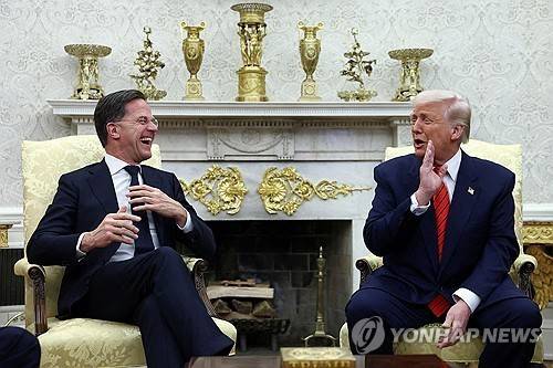 마르크 뤼터 나토 사무총장(왼쪽)과 도널드 트럼프 미국 대통령 [로이터=연합뉴스]