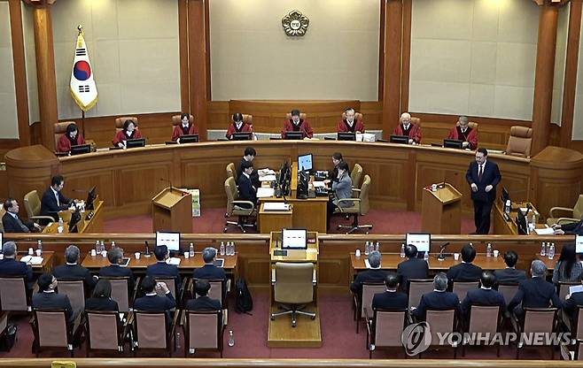 최종 의견 진술 위해 이동하는 윤석열 대통령 (서울=연합뉴스) 윤석열 대통령이 지난달 25일 서울 종로구 헌법재판소에서 열린 윤 대통령 탄핵심판 11차 변론에서 최종 의견 진술을 위해 이동하고 있다. 2025.2.25 [헌법재판소 제공. 재판매 및 DB금지] photo@yna.co.kr