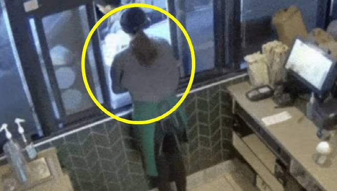 2020년 미국 로스앤젤레스의 한 스타벅스 드라이브 스루 매장에서 마이클 가르시아가 음료 3잔이 담긴 트레이를 건네받던 중 뜨거운 음료 하나가 무릎 위로 떨어져 심각한 화상 등의 부상을 입었다. (사진=NBC 로스앤젤레스 캡처)