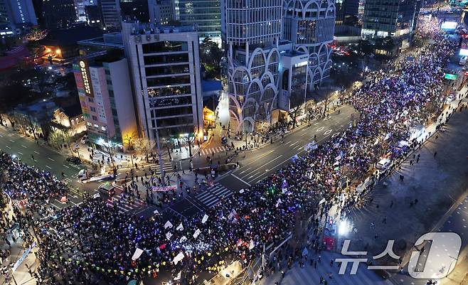 15일 서울 종로구 사직로에서 열린 '윤석열즉각퇴진·사회대개혁 비상행동 대행진'에서 참가자들이 구호를 외치며 행진하고 있다. 2025.3.15/뉴스1 ⓒ News1 김명섭 기자