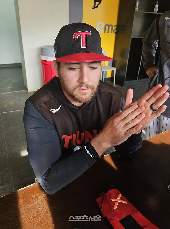 오스틴은 15일 인천SSG랜더스필드에서 열린 2025 KBO리그 시범경기 SSG전 후 취재진과 인터뷰를 했다. 문학| 강윤식 기자 skywalker@sportsseoul.com