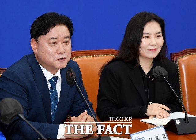 지난 11일 열린 민주당 원내대책회의 후 백브리핑이 진행되던 중 민주당 관계자들이 헌법재판소에서 윤 대통령 탄핵심판 선고 결과 일정을 공지한 줄 착각하고 잠시 환호했던 해프닝이 벌어졌다. 사진 왼쪽은 윤종군 원내대변인. /배정한 기자