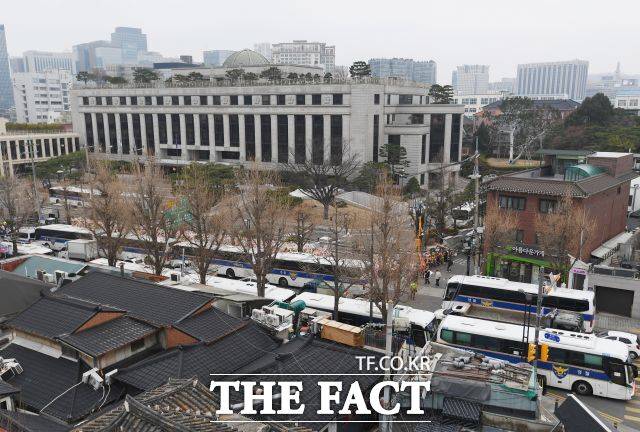 헌재는 13일 최재해 감사원장과 이창수 서울중앙지검장 등에 대한 탄핵사건을 모두 물리쳤다. /장윤석 기자