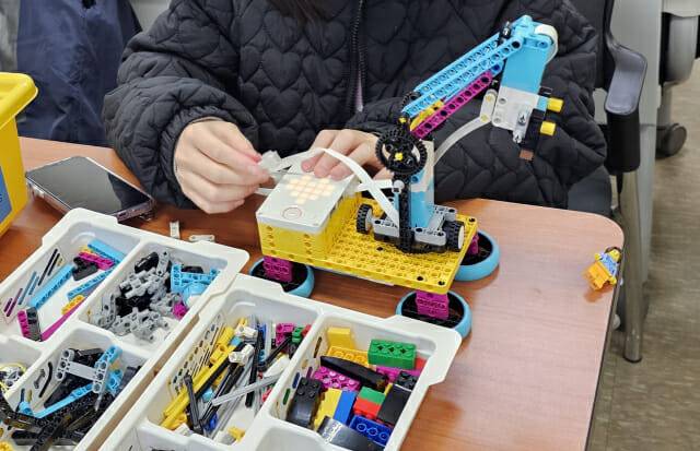 학생들이 레고로 기중기를 직접 만들며 원리를 이해해보고 있다(사진=장경윤 기자)
