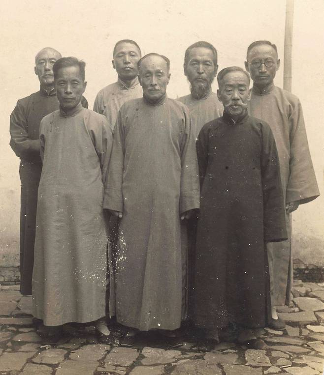 1935년 11월 상해 임시정부 한국국민당 창당 기념사진. 왼쪽부터 송병조, 조완구, 김구, 이동녕, 조성환, 이시영, 차리석. 1934년 상해 주재 프랑스영사관 자료에 따르면 이 가운데 김구를 제외한 나머지 요인들은 모두 국적이 중국이었다. 독립운동을 하기 위해서 임정요인들은 활동 중심지인 중국 국적을 취득했다. /독립기념관