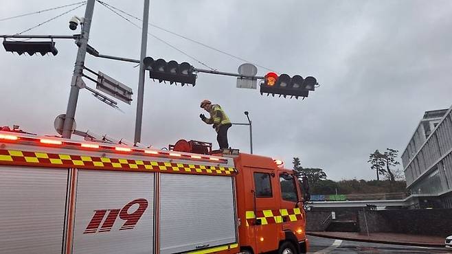 15일 강풍으로 파손된 제주시 내 한 신호등의 모습. /뉴시스