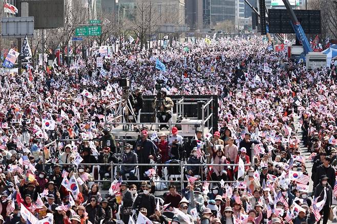 15일 서울 세종대로에서 대한민국바로세우기운동본부 주최 윤석열 대통령 탄핵 반대 집회가 열리고 있다. 2025.3.15