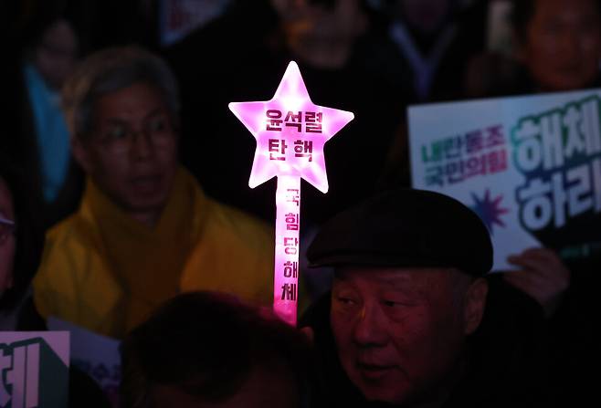 2025년 3월 10일 서울 종로구 동십자각 인근에서 윤석열 즉각퇴진·사회대개혁 비상행동이 연 집회에서 응원봉을 든 참가자들이 헌법재판소의 윤석열 대통령 즉각 파면 결정을 촉구하고 있다. 연합뉴스