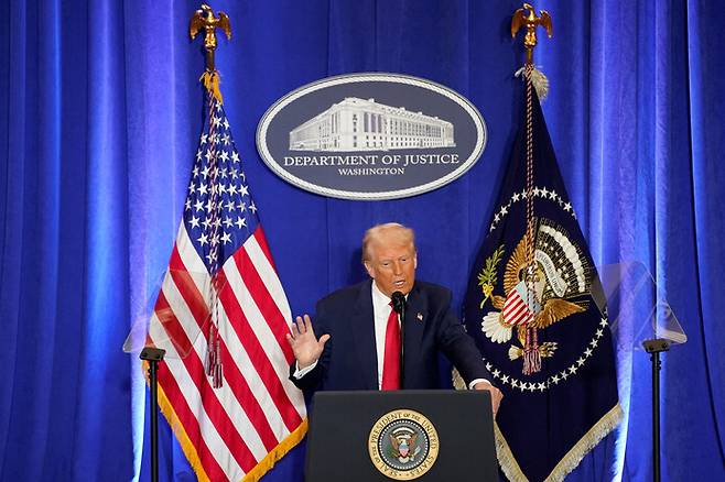 연방 법무부에서 연설하는 트럼프 대통령. 워싱턴/AFP 연합뉴스